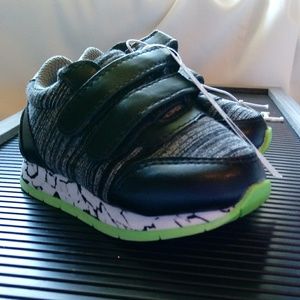 ⬇️ Black & Green Boys Sneakers Size 4